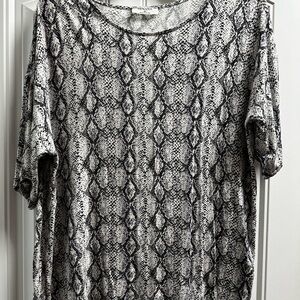 Zenana Outfitters Black and White Snake Print Short Sleeve Top